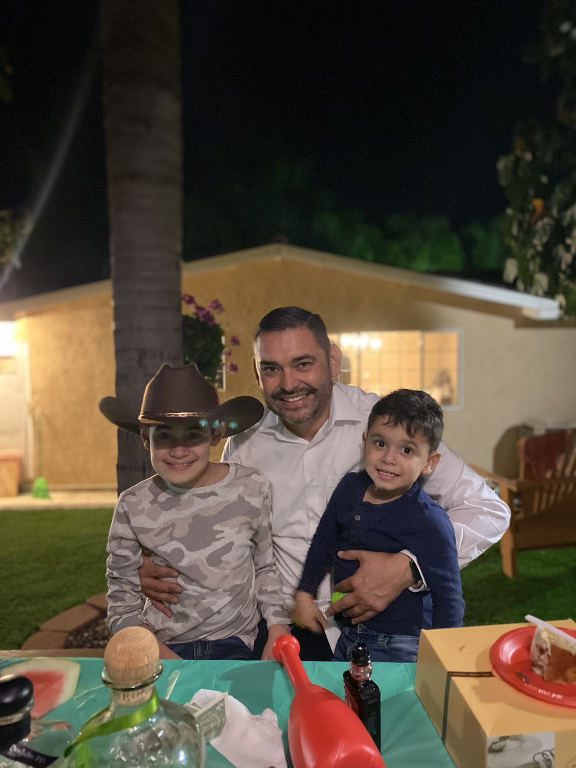 M. Gomez con sus dos hijos